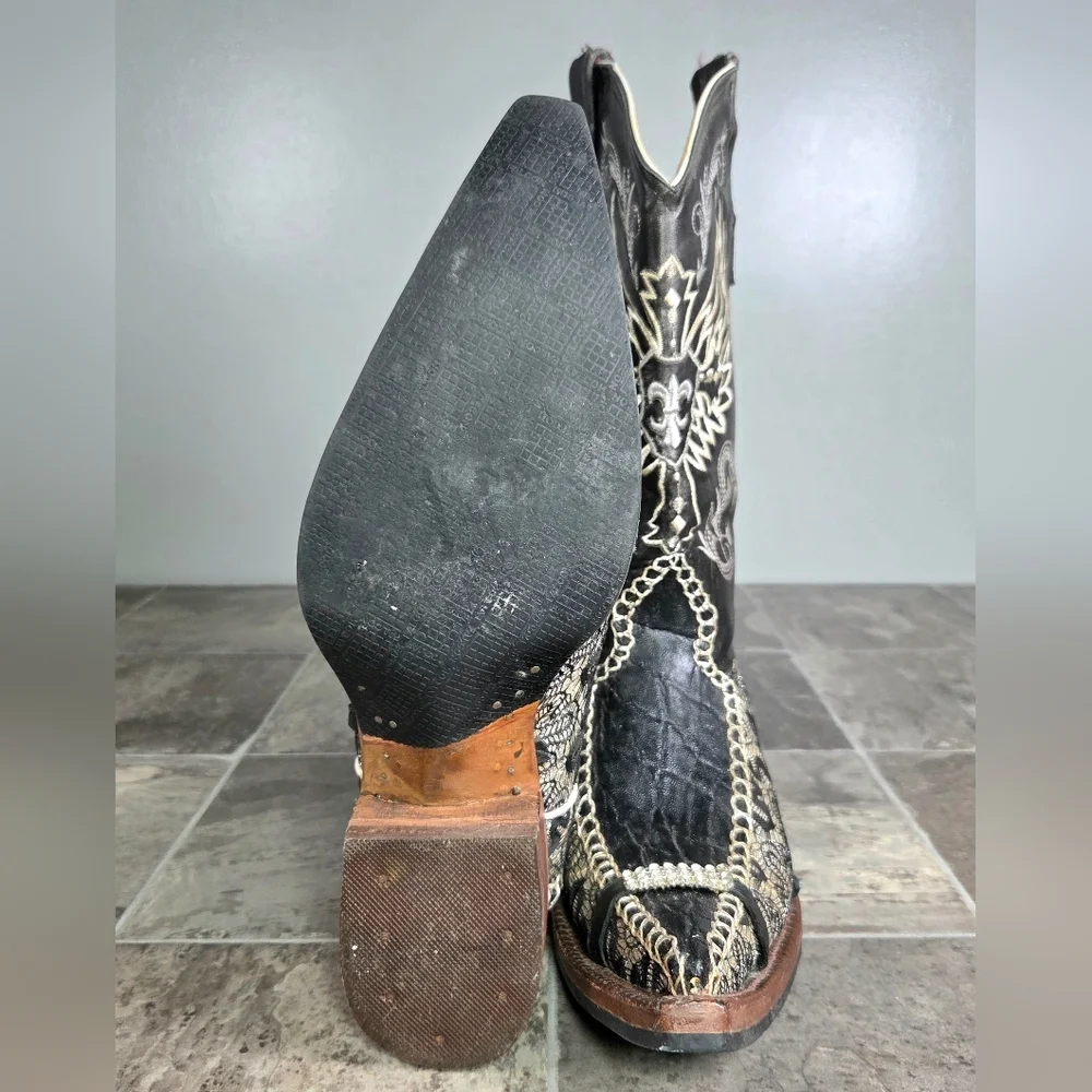 CARRETA HANDCRAFTED LEATHER COWBOY ARTISANAL WINGED FLEUR DE LIS BOOTS.